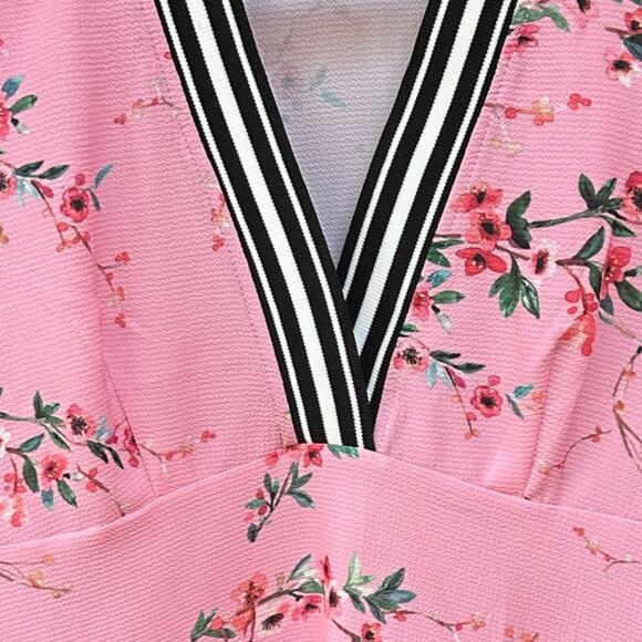 NWOT Guess Gorgeous texture Pink Floral Blouse Size Small - Picture 2 of 6